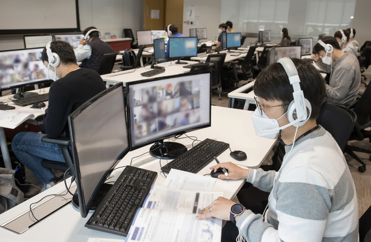 지난 1일 용인 서천 삼성전자 인재개발원에서 감독관들이 2021년도 상반기 대졸 신입 공채 필기시험 직무적성검사(GSAT) 응시자들을 대상으로 예비소집을 진행하고 있다. 삼성은 올 상반기 첫 온라인 GSAT를 8~9일 이틀간 진행했다. 연합뉴스