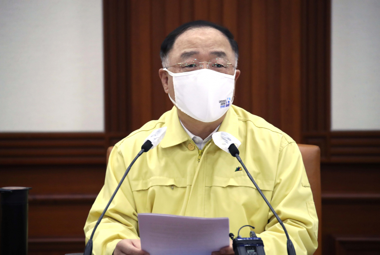 홍남기 국무총리 직무대행이 9일 정부서울청사에서 열린 코로나19 대응 중앙재난안전대책본부회의를 주재하고 있다.[연합]
