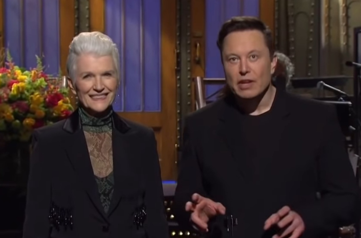 머스크, 어머니와 SNL 출연…도지코인은 하락 - 헤럴드경제