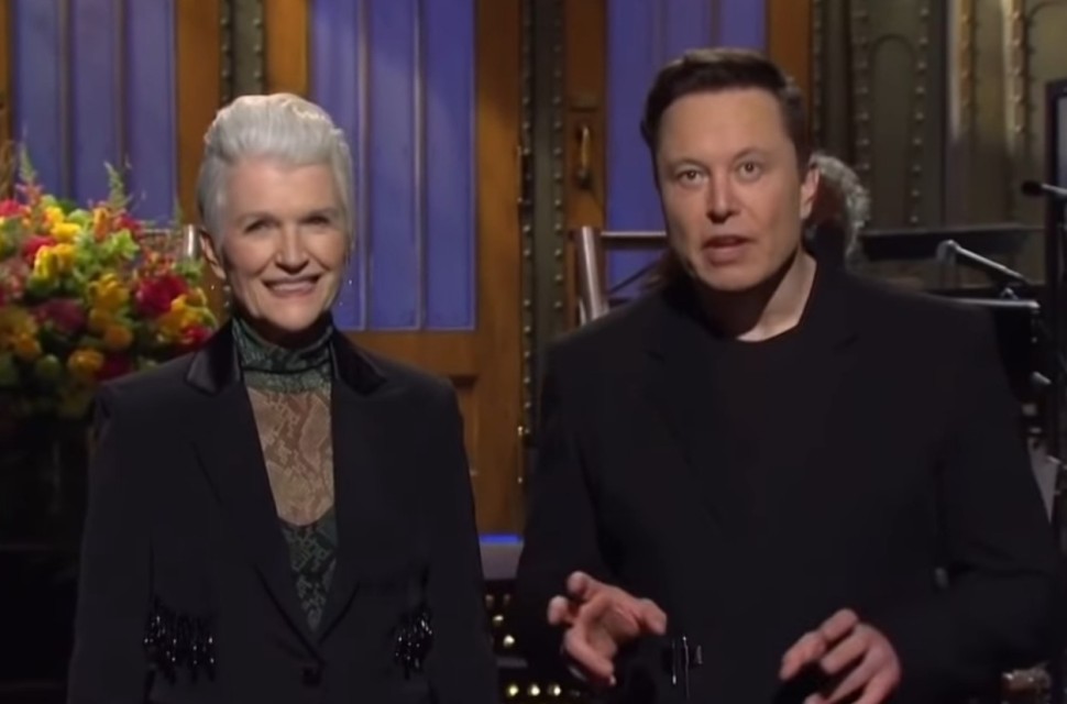 머스크, 어머니와 SNL 출연…도지코인은 하락