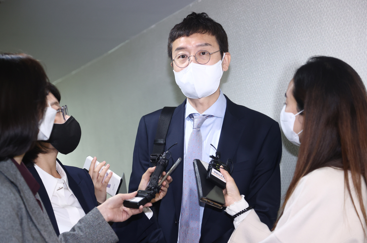국민의힘 초선 당권주자인 김웅 의원이 7일 오전 서울 종로구에 위치한 김종인 전 비상대책위원장 사무실에서 김 전 비대위원장을 만난 뒤 취재진의 질문에 답하고 있다. [연합]