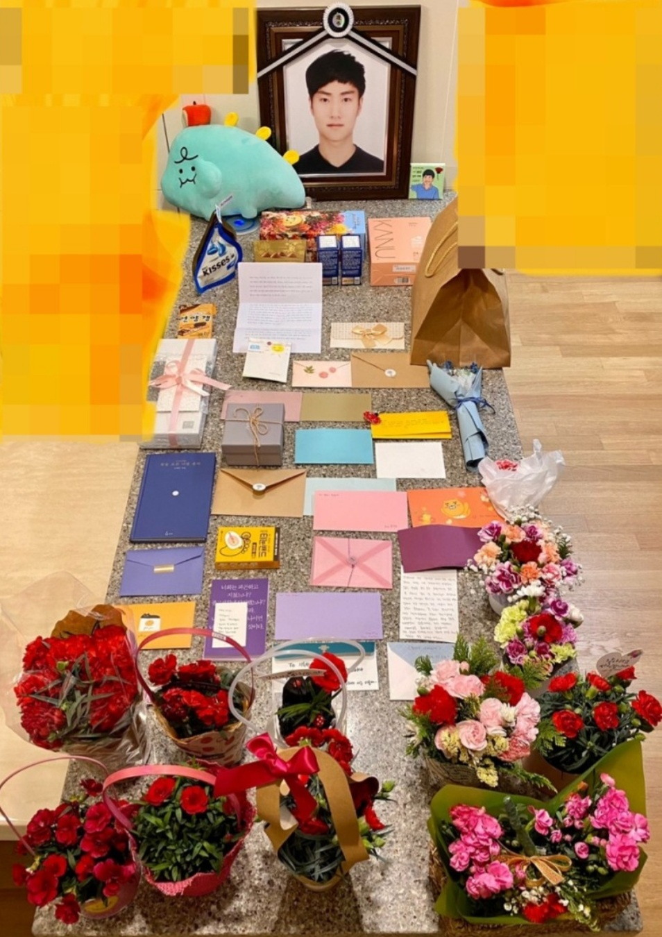 손현씨가 시민들에게서 받은 선물을 故 손정민씨 영정 앞에 놓아둔 모습. [손현씨 블로그 캡처]