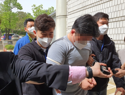 도로에서 택시기사를 폭행해 다치게 한 혐의를 받는 20대 남성 A씨가 지난 7일 구속 전 피의자심문(영장실질심사)을 받기 위해 서울 서초구 서울중앙지방법원으로 들어서고 있다. [연합]