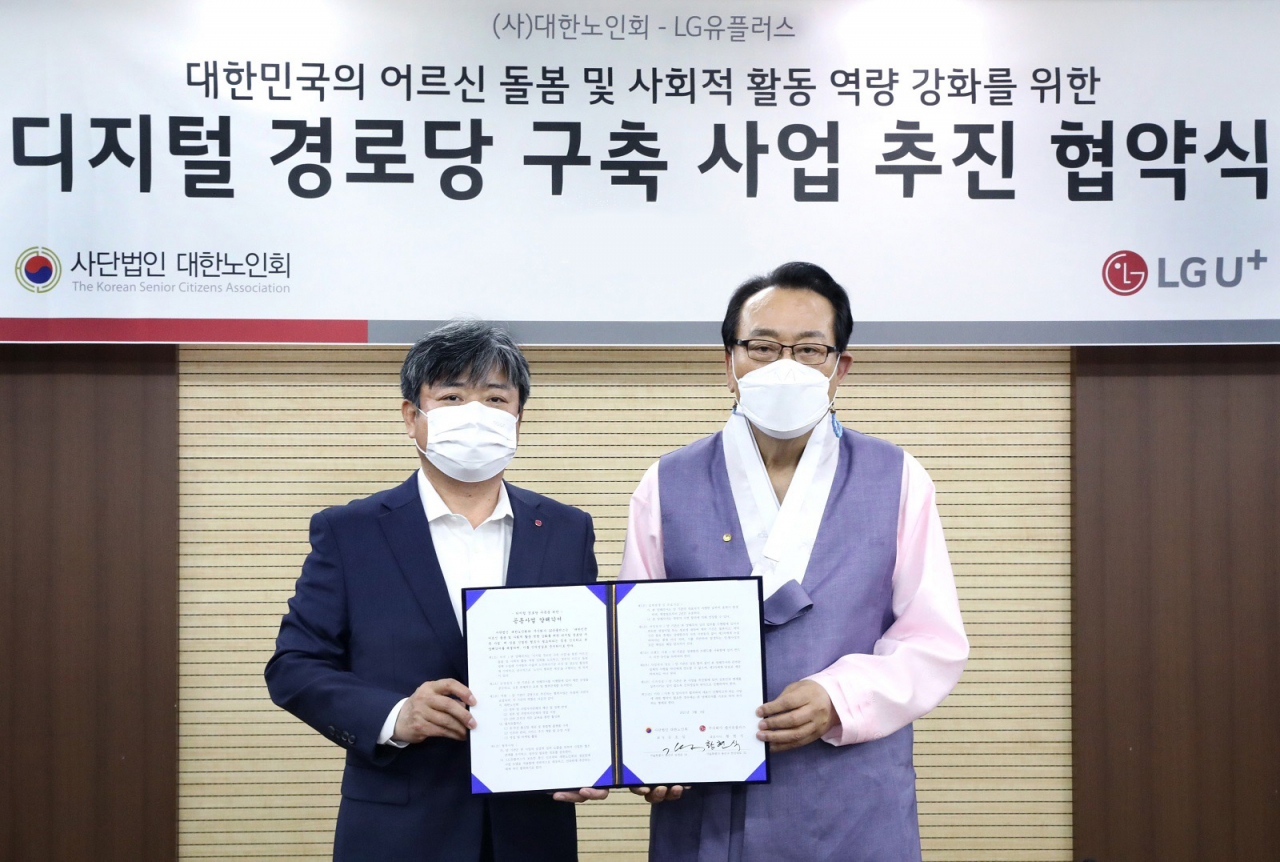 LG유플러스는 대한노인회중앙회와 ‘디지털 경로당 구축 협력’을 체결했다고 10일 밝혔다. 사진은 최택진 LG유플러스 기업부문장(왼쪽)과 김호일 대한노인회 의장(오른쪽). [LG유플러스 제공]