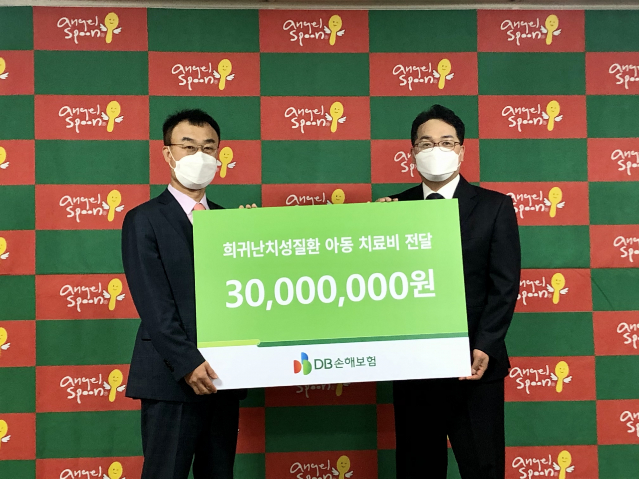 지난 6일 연희동에 있는 한국희귀난치성질환연합회 본부에서 열린 치료비 전달식에서 박성식(왼쪽) DB손해보험 고객상품전략실 부사장과 이태영 한국희귀난치성질환연합회장이 기념촬영을 하고 있다.