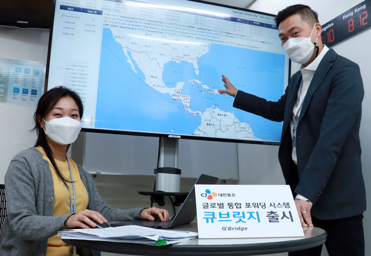CJ대한통운이 글로벌 통합 포워딩 시스템 ‘큐브릿지’를 개발, 본격적인 운영에 들어갔다고 10일 밝혔다. 큐브릿지 시스템을 이용해 회의를 하고 있는 CJ대한통운 직원들[CJ대한통운 제공]