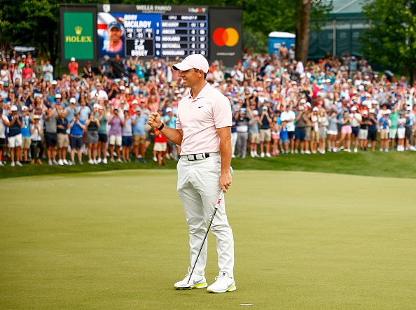 PGA 투어 웰스 파고 챔피언십에서 18개월 만에 우승한 로리 매킬로이가 관중의 환호 속에 주먹을 불끈 쥐고 있다. [게티이미지]