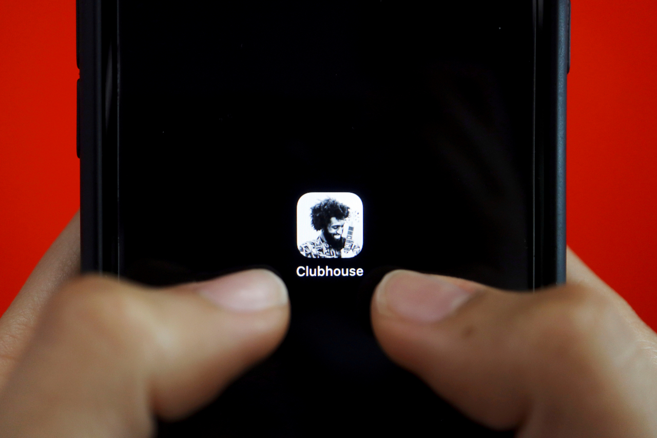 음성 기반 소셜미디어 '클럽하우스'가 기존의 애플 아이폰 앱 외 안드로이드용 앱 시범 서비스를 실시한다. 사진은 스마트폰에 다운로드된 클럽하우스 앱.[로이터]