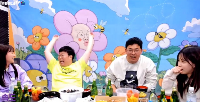 BJ 봉준(왼쪽 두번째)과 오메킴(왼쪽 세번째)이 10일 아프리카TV 방송에서 유관순 열사를 성적으로 모욕해 논란이 일었다. [아프리카TV 방송 캡처]