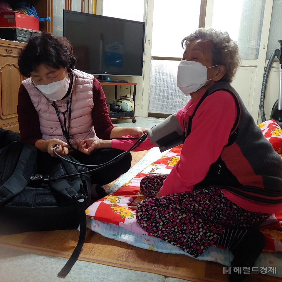 구청 직원이 독거노인 가정을 찾아 혈압을 체크하고 있다. [동작구 제공]