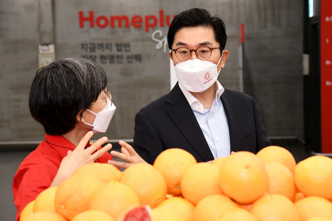 홈플러스 목동점으로 첫 출근한 이제훈 신임 사장 [홈플러스 제공]