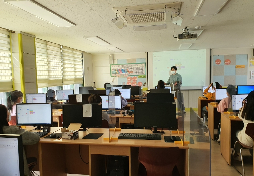 지난 4월 진행된 양동초등학교 코딩 수업. [양천구 제공]
