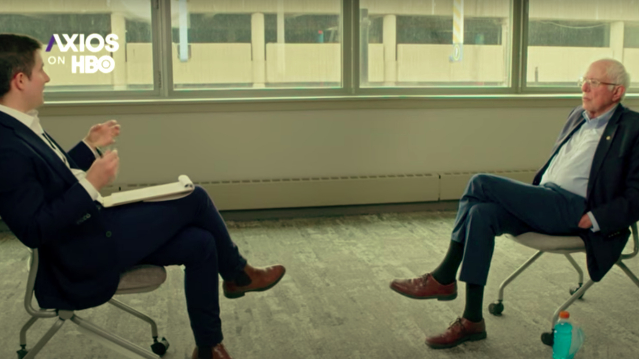 미국 진보 진영의 ‘대부’로 불리는 버니 샌더스 미 연방 상원의원이 9일(현지시간) 방송된 ‘악시오스 온 HBO(Axios on HBO)’에 출연해 인프라 투자법안 통과를 위한 공화당의 지지를 이끌어내기 위해 법인세 인상안을 절충할 수 있다는 조 바이든 대통령을 비판하고 나섰다. [악시오스 온 HBO 방송 화면 캡쳐]
