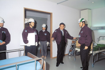 지난 1993년 4월 고 이건희 삼성그룹 회장이 삼성서울병원 건설 현장을 점검하고 있다.[삼성그룹 제공]