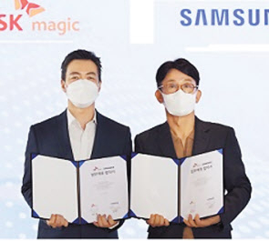 　윤요섭 SK매직 대표(왼쪽)와 강봉구 삼성전자 한국총괄이 전략적 사업제휴 협약을 맺고 있다. [SK매직 제공]