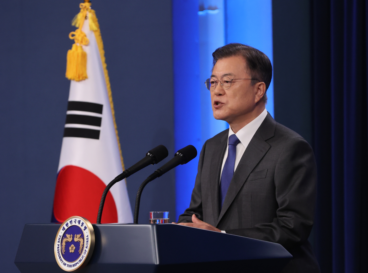 문재인 대통령이 10일 청와대 춘추관 대브리핑룸에서 취임 4주년 특별연설을 하고 있다. [연합]