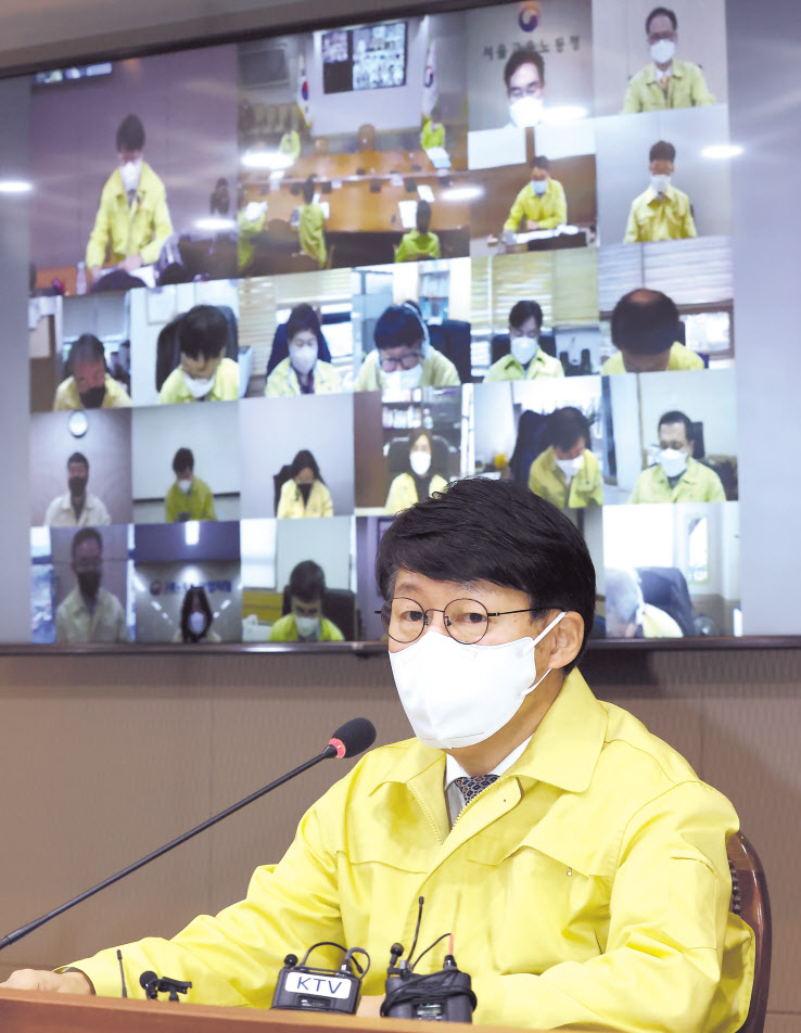 안경덕 신임 고용노동부 장관이 10일 오전 서울 중구 서울지방노동청에서 고용노동 위기대응 TF 대책회의를 주재하고 있다. 안 장관은 이 자리에서 “최근 평택항에서 불의의 사고로 23살 청년이 목숨을 잃는 안타까운 사고가 있었다”며 “철저한 조사를 통해 사고 원인 등을 규명하고 산업안전보건법 위반 사항에 대해서는 엄중하게 처리하겠다”고 말했다. [연합]