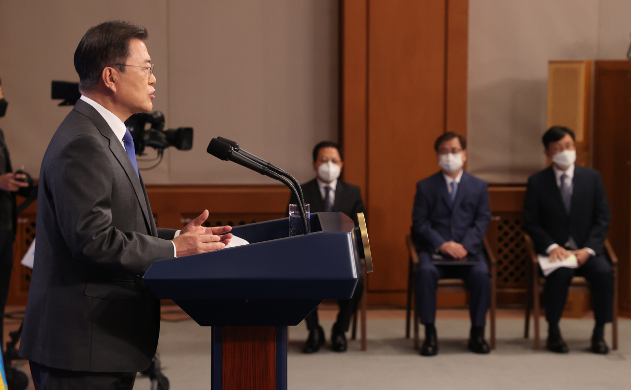 문재인 대통령이 10일 청와대 춘추관 대브리핑룸에서 취임 4주년 특별연설을 하고 있다. [연합]