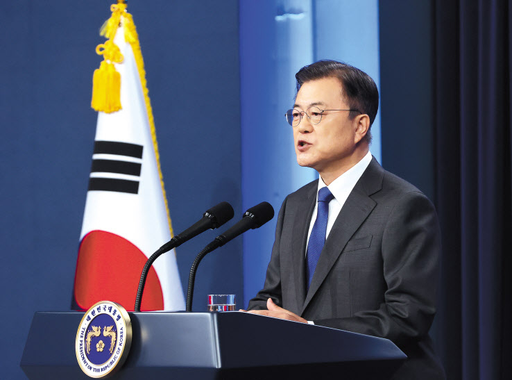문재인 대통령이 10일 청와대 춘추관 대브리핑룸에서 취임 4주년 특별연설을 하고 있다. [연합]