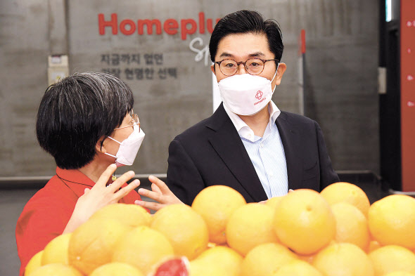 홈플러스 목동점으로 첫 출근한 이제훈(오른쪽) 신임 사장 . [홈플러스 제공]