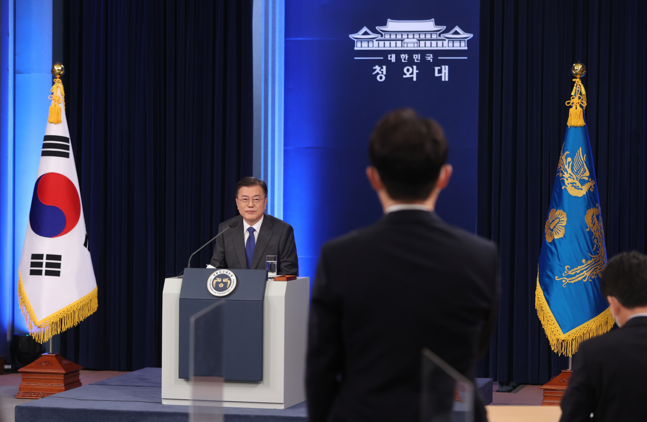 문재인 대통령이 10일 청와대 춘추관 대브리핑룸에서 취임 4주년 특별연설을 마치고 취재진의 질문을 받고 있다. [연합]