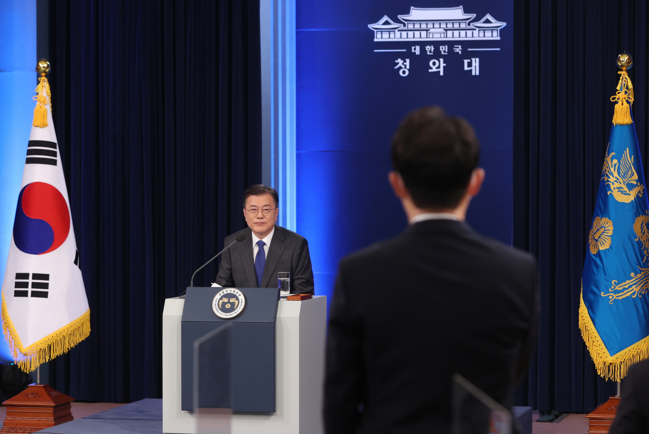 문재인 대통령이 10일 청와대 춘추관 대브리핑룸에서 취임 4주년 특별연설을 마치고 취재진의 질문을 받고 있다. [연합]