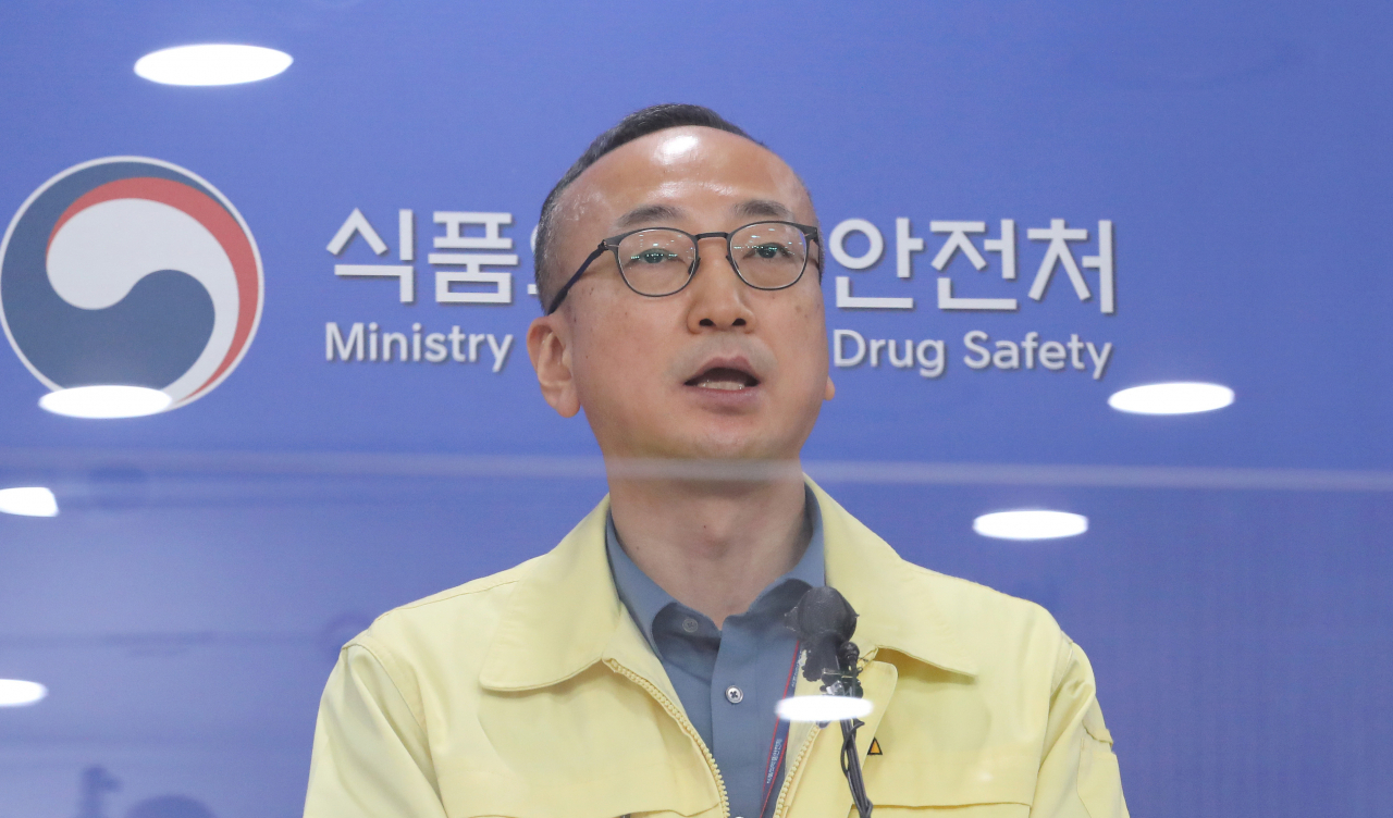 김상봉 식품의약품안전처 바이오생약국장이 10일 오전 충북 청주시 식품의약품안전처 브리핑룸에서 미국 제약사 모더나가 개발한 신종 코로나바이러스 감염증(코로나19) 백신에 대한 품목허가 진행 상황 등 검증 자문단 회의 결과를 발표하고 있다. 해당 기사 내용과는 무관. [연합]