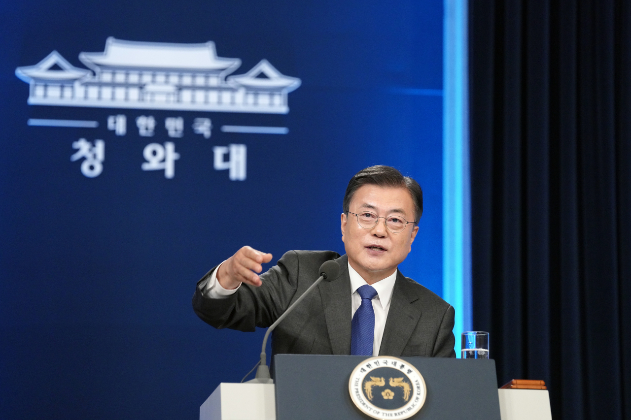 문재인 대통령이 10일 청와대 춘추관 대브리핑룸에서 취임 4주년 특별연설을 마치고 기자들과 질의 응답을 하며 질문자를 지명하고 있다. [연합]