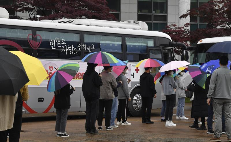 가천대학교 학생들이 헌혈을 하기 위해 줄을 서고 있다.