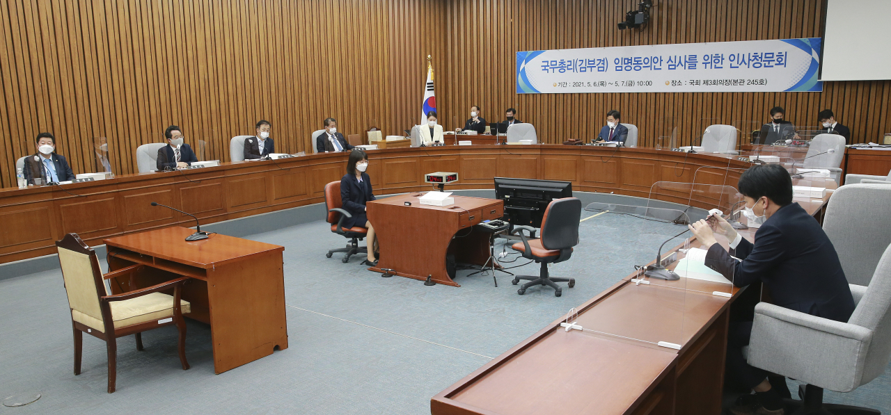 10일 서울 여의도 국회에서 더불어민주당 단독 소집으로 열린 김부겸 국무총리 후보자 임명동의안 심사를 위한 인사청문회에서 서병수 위원장을 대신해 위원장석에 앉은 더불어민주당 박찬대 간사와 의원들이 회의를 하고 있다. [연합]