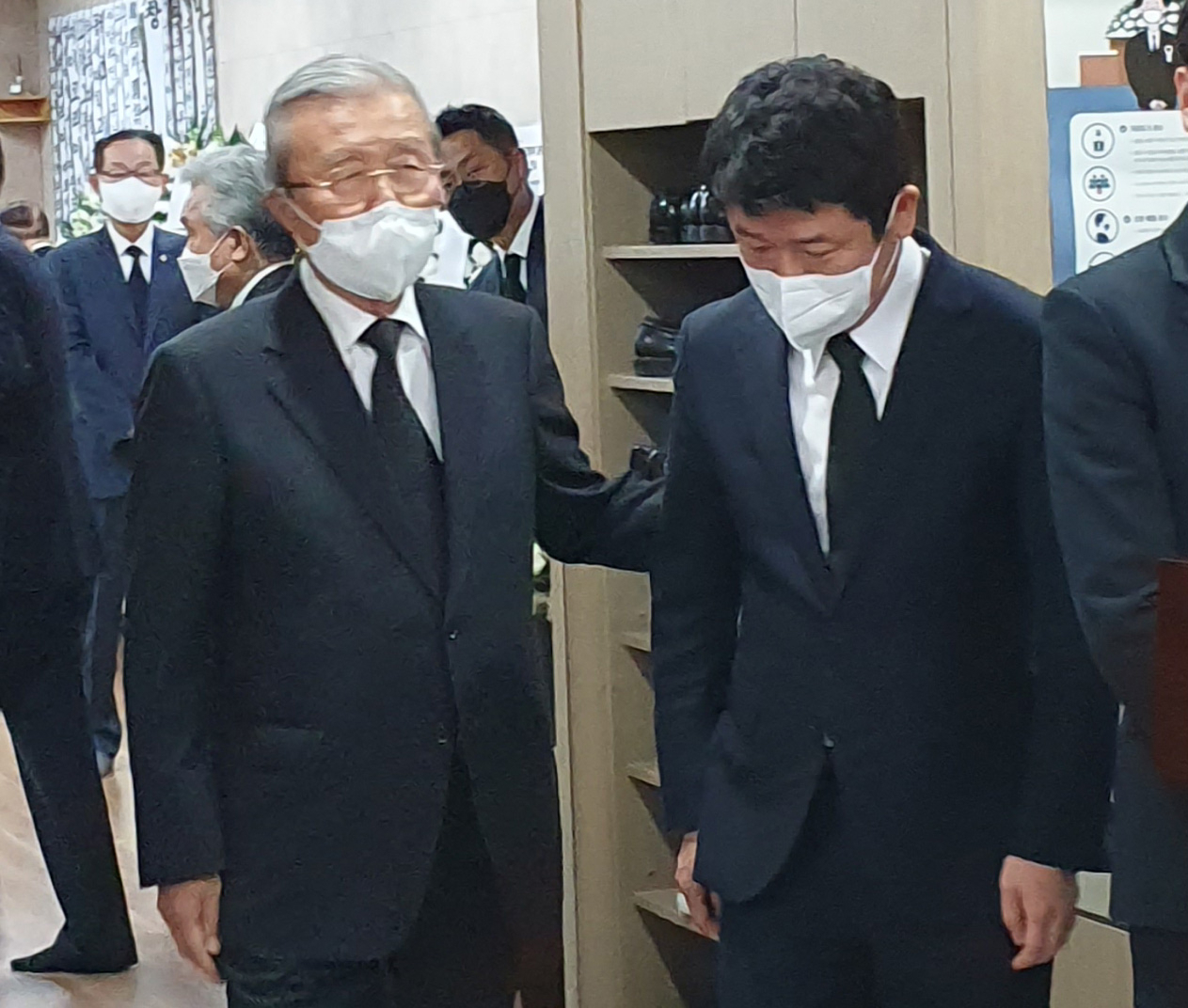 국민의힘 김종인 전 비상대책위원장(왼쪽)이 10일 서울 광진구 건국대학교병원 장례식장에 마련된 고 이한동 전 국무총리 빈소를 찾아 조문하고 나오며 유의동 의원과 대화하고 있다. [연합]