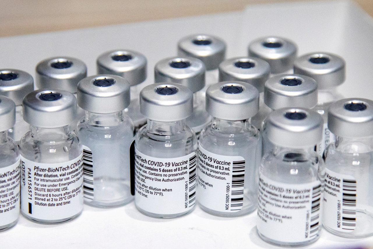 미국 식품의약국(FDA)이 10일(현지시간) 글로벌 제약사 화이자가 개발한 신종 코로나바이러스 감염증(코로나19) 백신 긴급 사용 허가 연령을 기존 16세 이상에서 12~15세 청소년들까지 확대했다. [로이터]