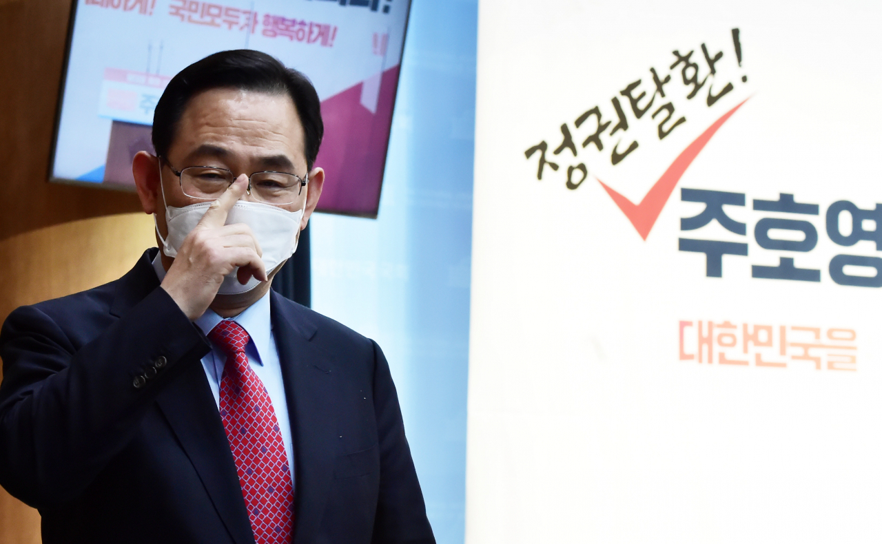주호영 국민의힘 전 원내대표가 10일 서울 여의도 국회 소통관에서 당 대표 출마 선언을 마친 뒤 단상에서 내려오고 있다. [연합]
