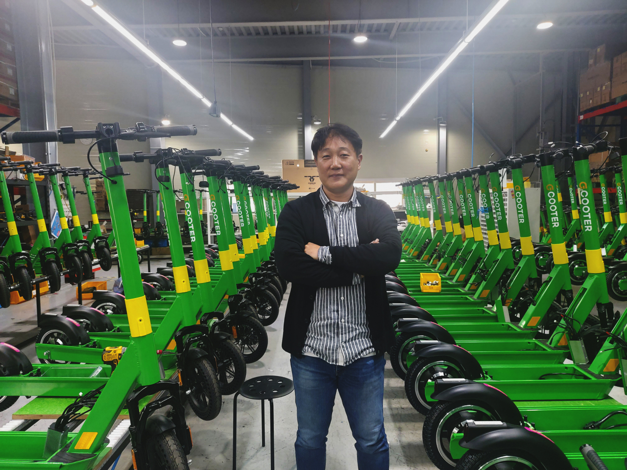 최효석 유테크 대표가 공유 전동 킥보드 모델인 지바이크의 '지쿠터-K'에 대해 설명하고 있다. [유재훈 기자]