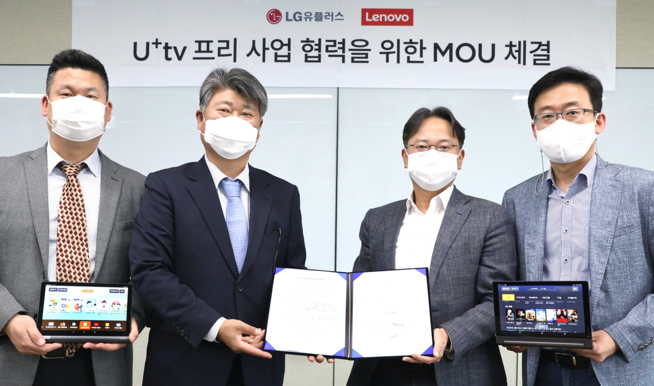LG유플러스는 세계 1위 PC 제조사 레노버와 함께 이동형 IPTV 서비스인 ‘U+tv 프리’ 사업을 위한 업무협약을 체결했다고 11일 밝혔다. 사진은 양사 주요 관계자가 ‘U+tv 프리’를 선보이며 MOU를 체결하는 모습. 왼쪽부터 권진우 한국레노버 상무, 김윤호 대표, 최창국 LG유플러스 상무, 이건영 상무.