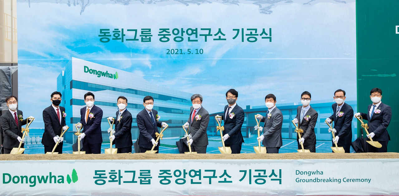 인천 북성동에서 열린 동화그룹 중앙연구소 착공식에 승명호 동화그룹 회장(왼쪽 여섯 번째)를 비롯해 김홍진 동화기업 대표, 이시준 동화일렉트로라이트 대표 등이 참석했다. [동화기업 제공]
