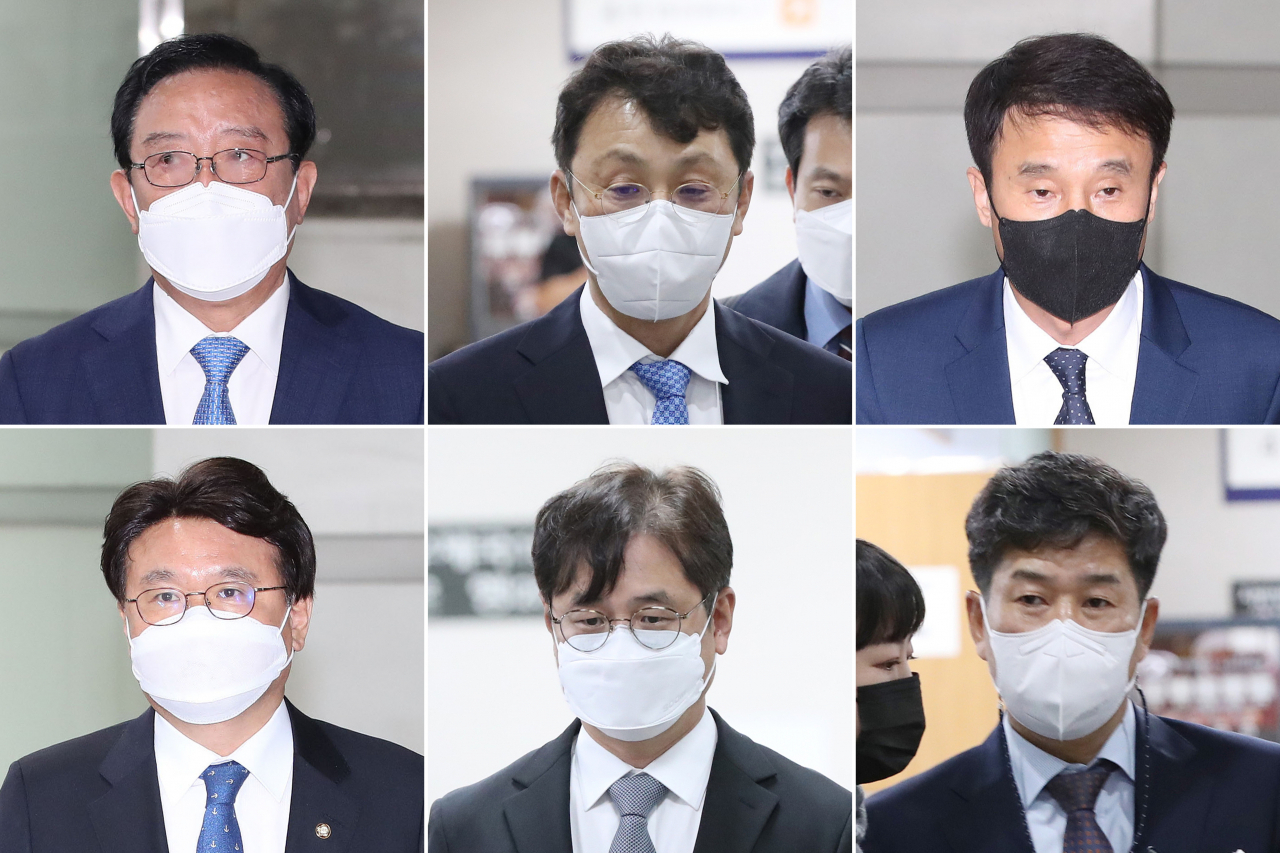 ‘청와대의 울산시장 선거개입·하명수사’ 의혹 사건의 첫 정식 재판이 지난 10일 서울중앙지법에 열렸다. 송철호 울산시장(윗줄 왼쪽부터 시계방향), 이진석 청와대 국정상황실장, 한병도 전 청와대 정무수석, 백원우 전 청와대 민정비서관, 박형철 전 청와대 반부패비서관, 더불어민주당 황운하 의원이 법정으로 들어가고 있다. [연합]