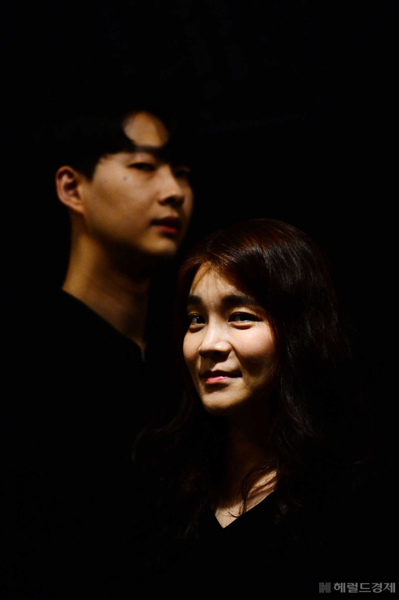 ‘포미니츠’에서의 음악은 다른 뮤지컬보다 더 특별하다. 음악은 또 하나의 주연 배우이자 그의 스토리를 온전히 담아낸 드라마다. 피아노 연주는 주인공의 감정과 심리 상태를 대변하고, 120분을 휘감는 음악들은 작품의 기승전결을 보여준다. ‘포미니츠’의 조재철 피아니스트(위)와 박재현 음악감독. 박해묵 기자