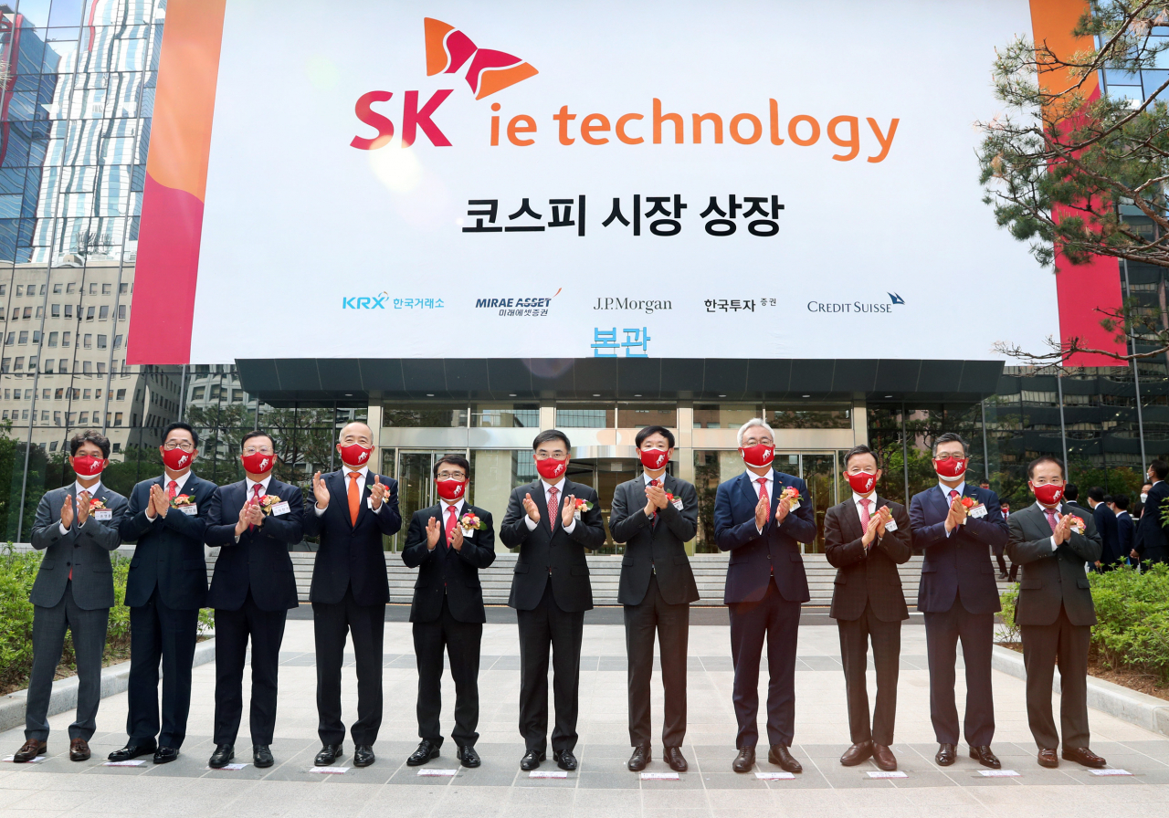 11일 오전 서울 한국거래소 본관 앞에 설치된 SK아이이테크놀로지(주) 유가증권시장 신규상장 현수막 앞에서 참석자들이 기념 촬영을 하고 있다. 왼쪽부터 송영훈 한국거래소 유가증권시장본부장보, 안상환 한국IR협의회 회장, 이천기 크레디트스위스증권 한국총괄대표, 박태진 JP모건증권 서울대표, 임재준 한국거래소 유가증권시장본부장, 손병두 한국거래소 이사장, 노재석 SK아이이테크놀로지(주) 대표이사, 김준 SK이노베이션 대표이사, 최현만 미래에셋증권 수석부회장, 정일문 한국투자증권 대표이사, 이기헌 상장회사협의회 부회장. [자료제공=한국거래소]