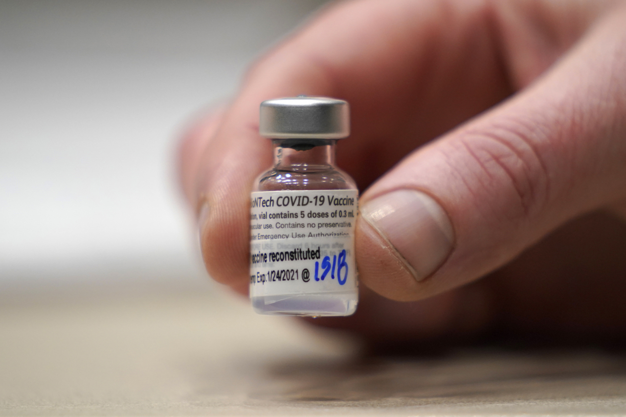 미국 식품의약국(FDA)이 10일(현지시간) 글로벌 제약사 화이자가 개발한 신종 코로나바이러스 감염증(코로나19) 백신 긴급 사용 허가 연령을 기존 16세 이상에서 12~15세 청소년들까지 확대했다. [AP]