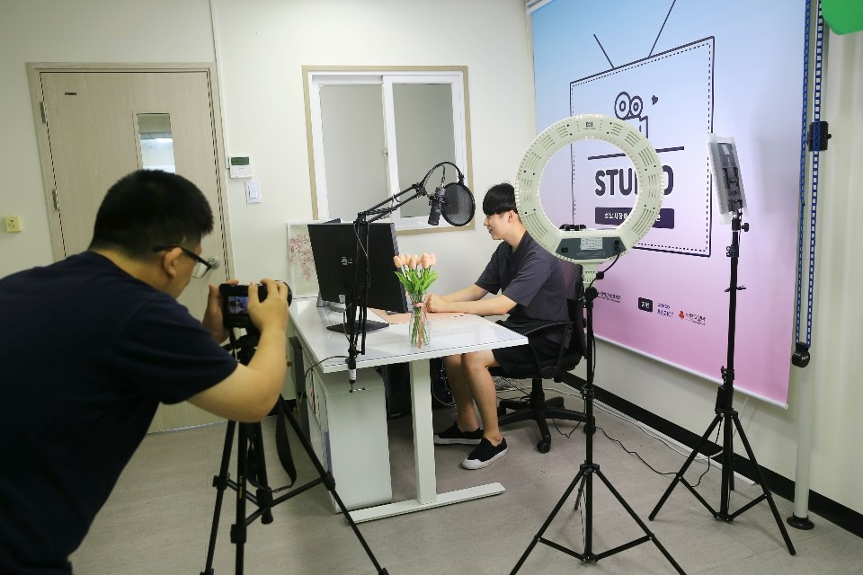 포스코ICT가 운영하고있는 유튜브 크리에이터 양성과정에 참여하고 있는 참가자가 스튜디오에서 영상제작을 실습하고 있다 [포스코ICT제공]