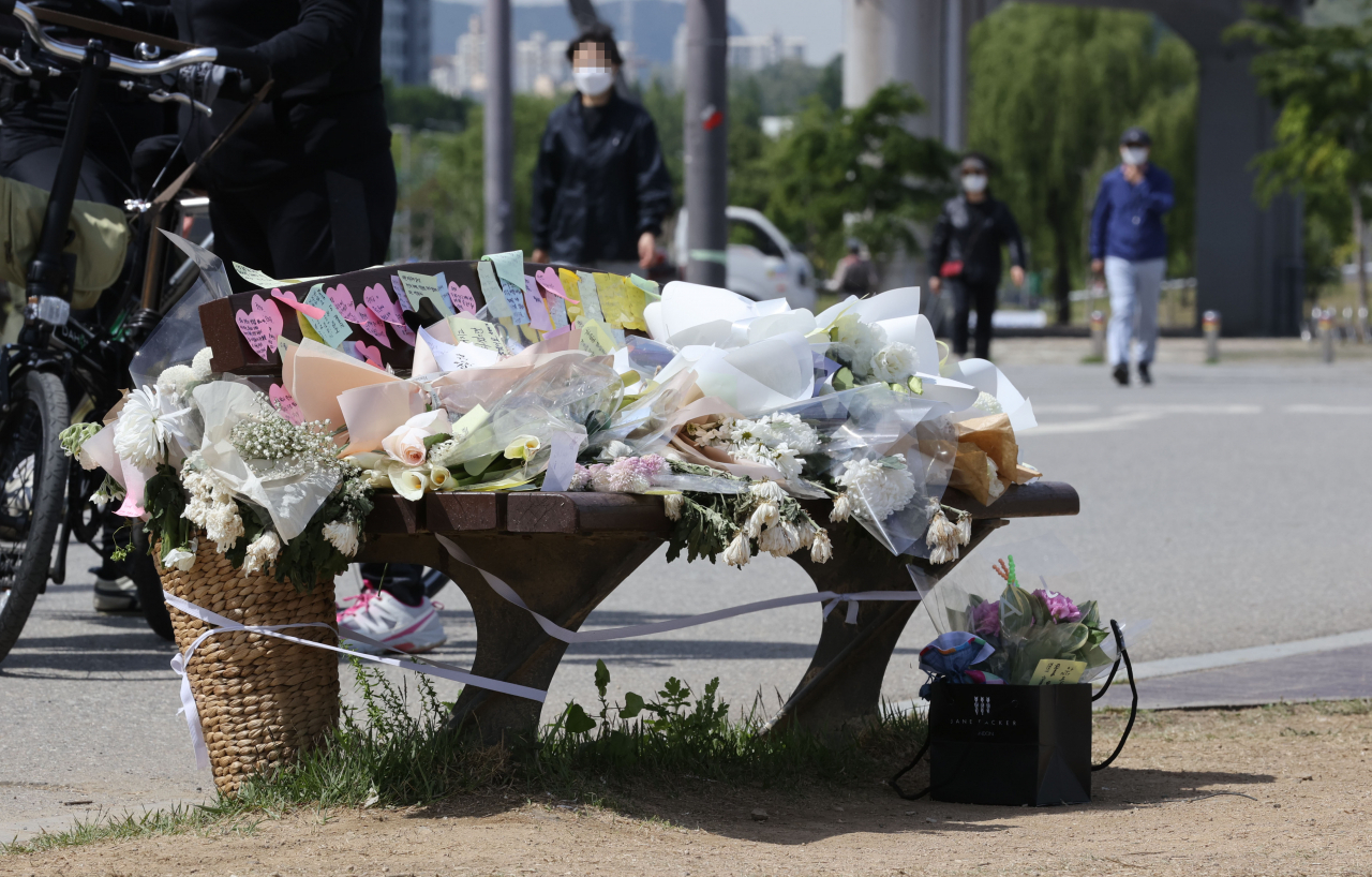 11일 오전 서울 서초구 반포한강공원 택시승강장 앞에 고(故) 손정민 군을 추모하는 국화꽃이 놓여있다. [연합]