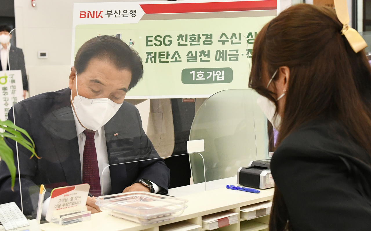 BNK김지완 회장은 11일 오전 본점 영업부를 방문해 ‘저탄소 실천 적금’을 1호로 가입했다.