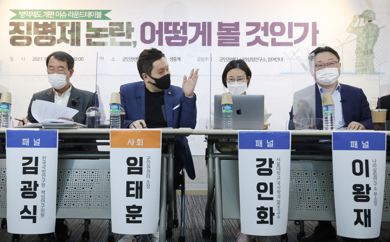 11일 오전 서울 마포구 군인권센터에서 열린 병역제도 개편 이슈 라운드테이블 ‘징병제 논란, 어떻게 볼 것인가’에서 임태훈 군인권센터 소장이 발언하고 있다. [연합]