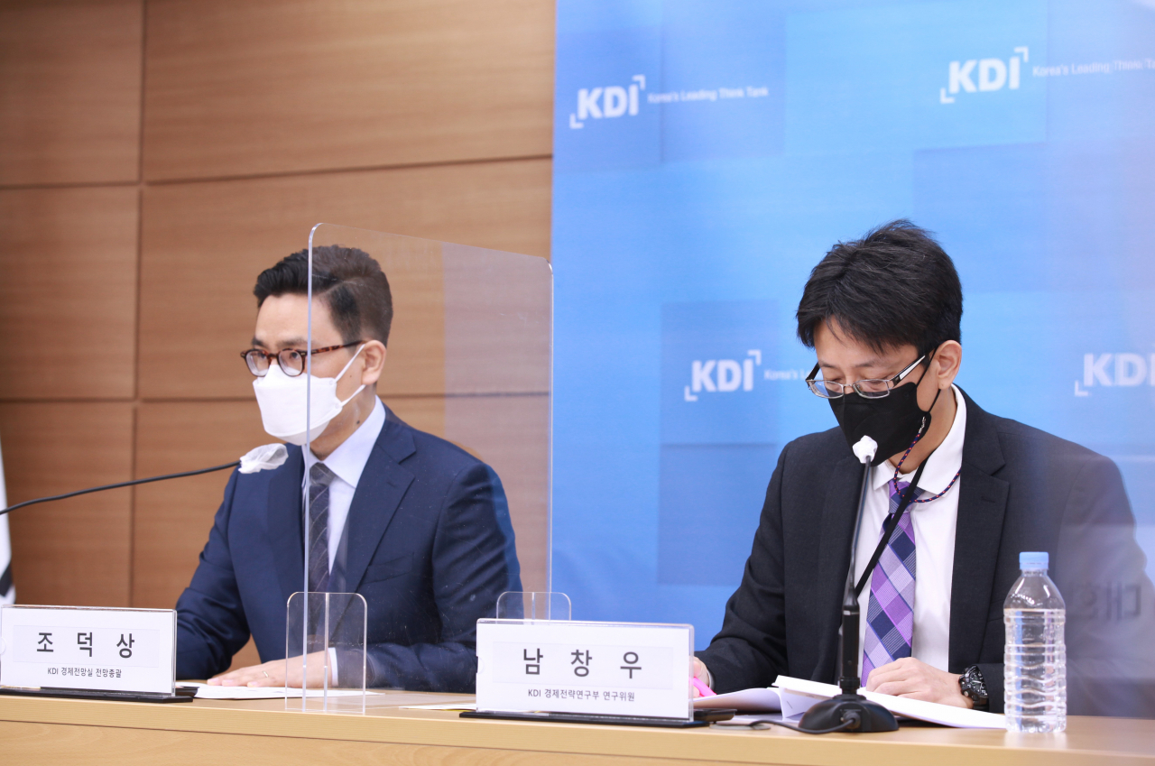 한국개발연구원(KDI) 남창우 연구위원과 조덕상 전망총괄이 11일 정부세종청사 브리핑실에서 보고서 '코로나19 경제위기와 가계소비'의 분석결과를 설명하고 있다.[KDI 제공]