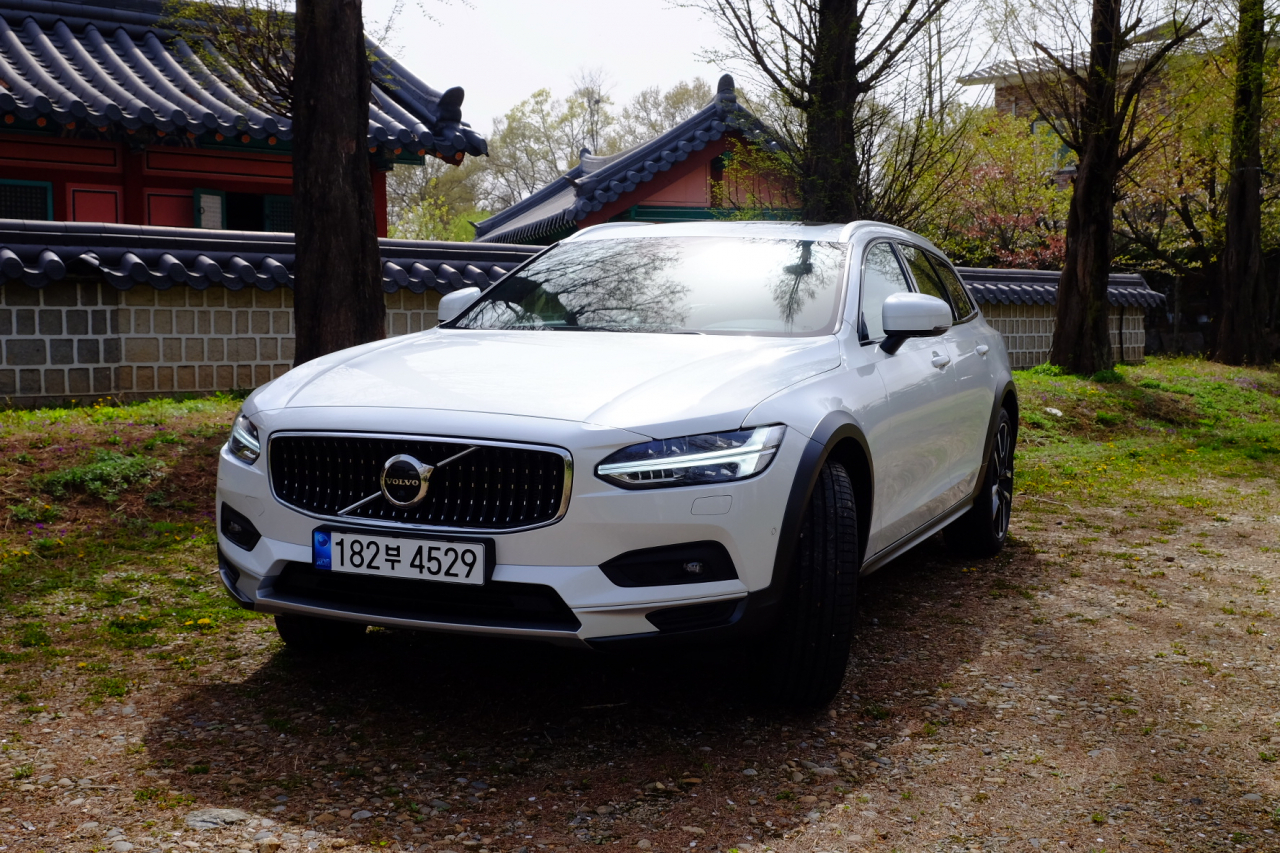 볼보 V90 크로스컨트리 B6. [정찬수 기자]