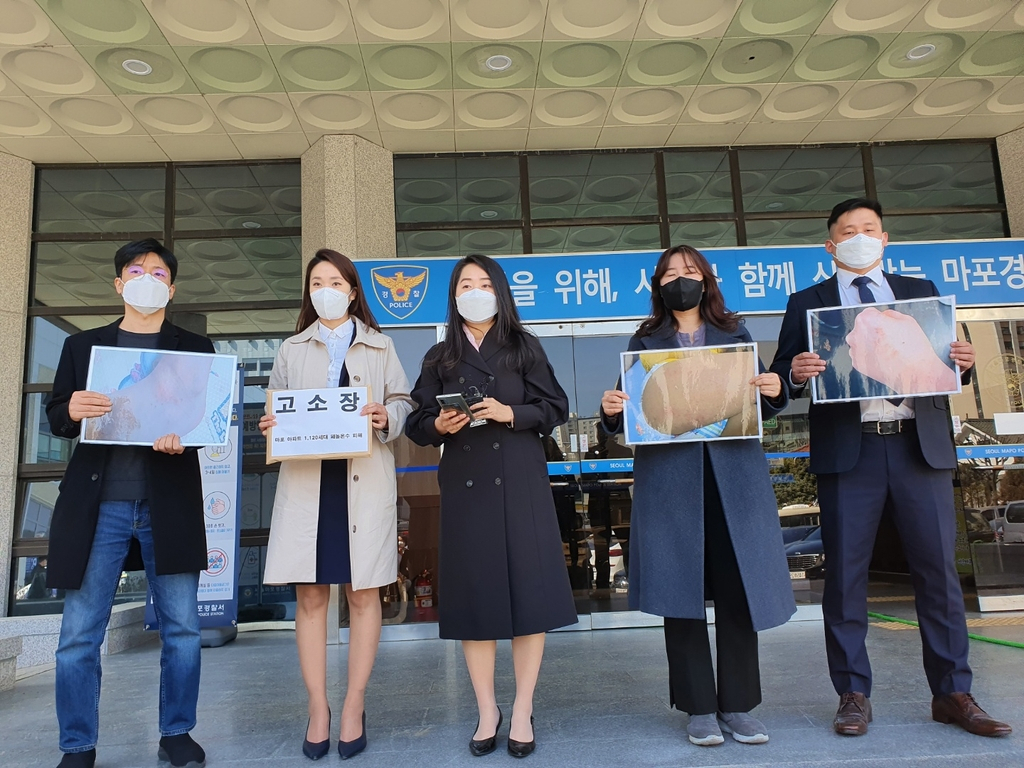 지난 3월 30일 마포성산시영아파트 페놀대책위원회가 물탱크 교체 후 페놀이 검출되자 시공사와 감리사를 상대로 서울 마포경찰서에 고소장을 제출한 뒤 기자회견을 하고 있다. [연합]