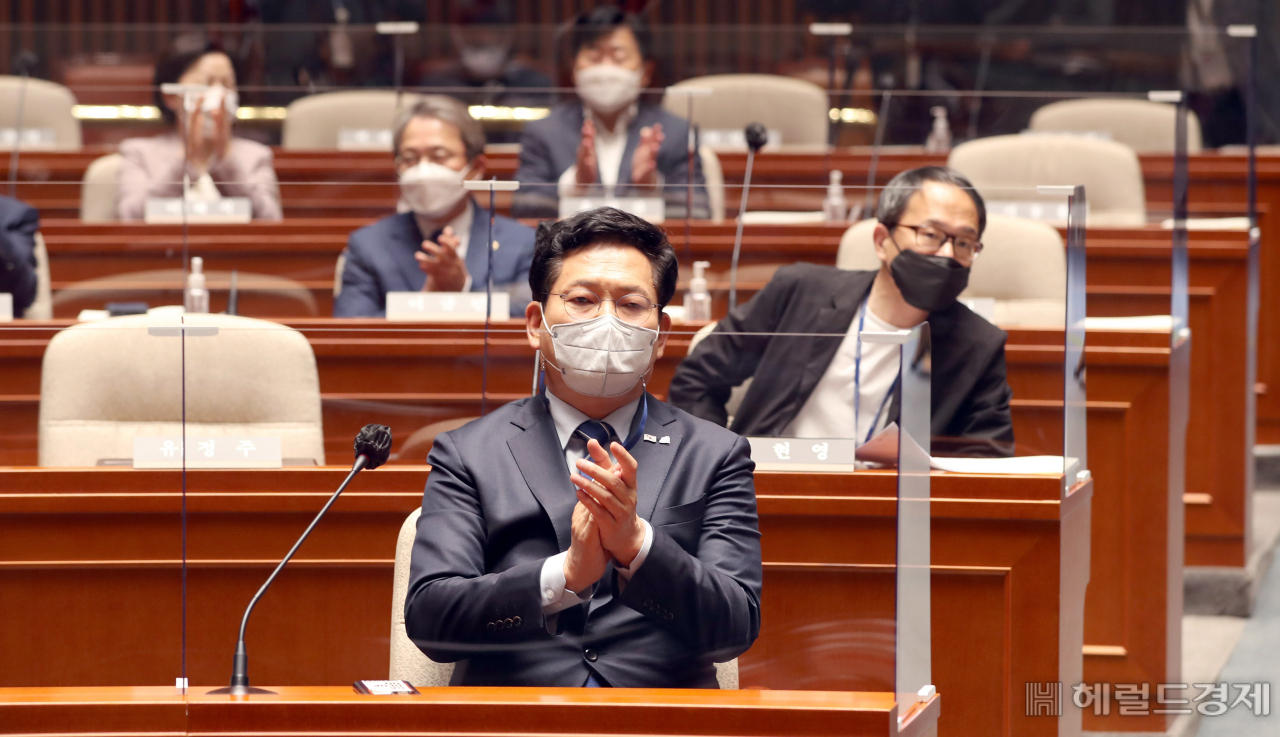 [헤럴드경제=이상섭 기자] 송영길 더불어민주당 대표가 11일 오전 재선의원들과의 간담회가 열린 서울 여의도 국회 예결위회의장에서 박수치고 있다. babtong@heraldcorp.com