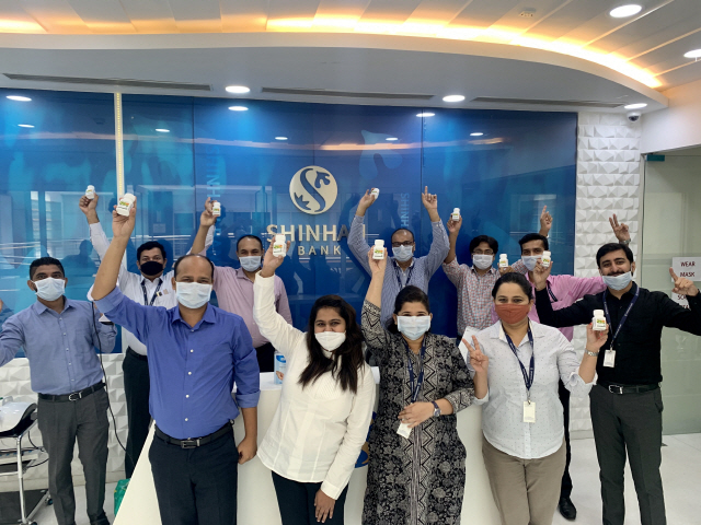 Employees at one of Shinhan Bank's branch in India hold up gifts from Korea sent by CEO Jin Ok-dong in August 2020. (Shinhan Bank)