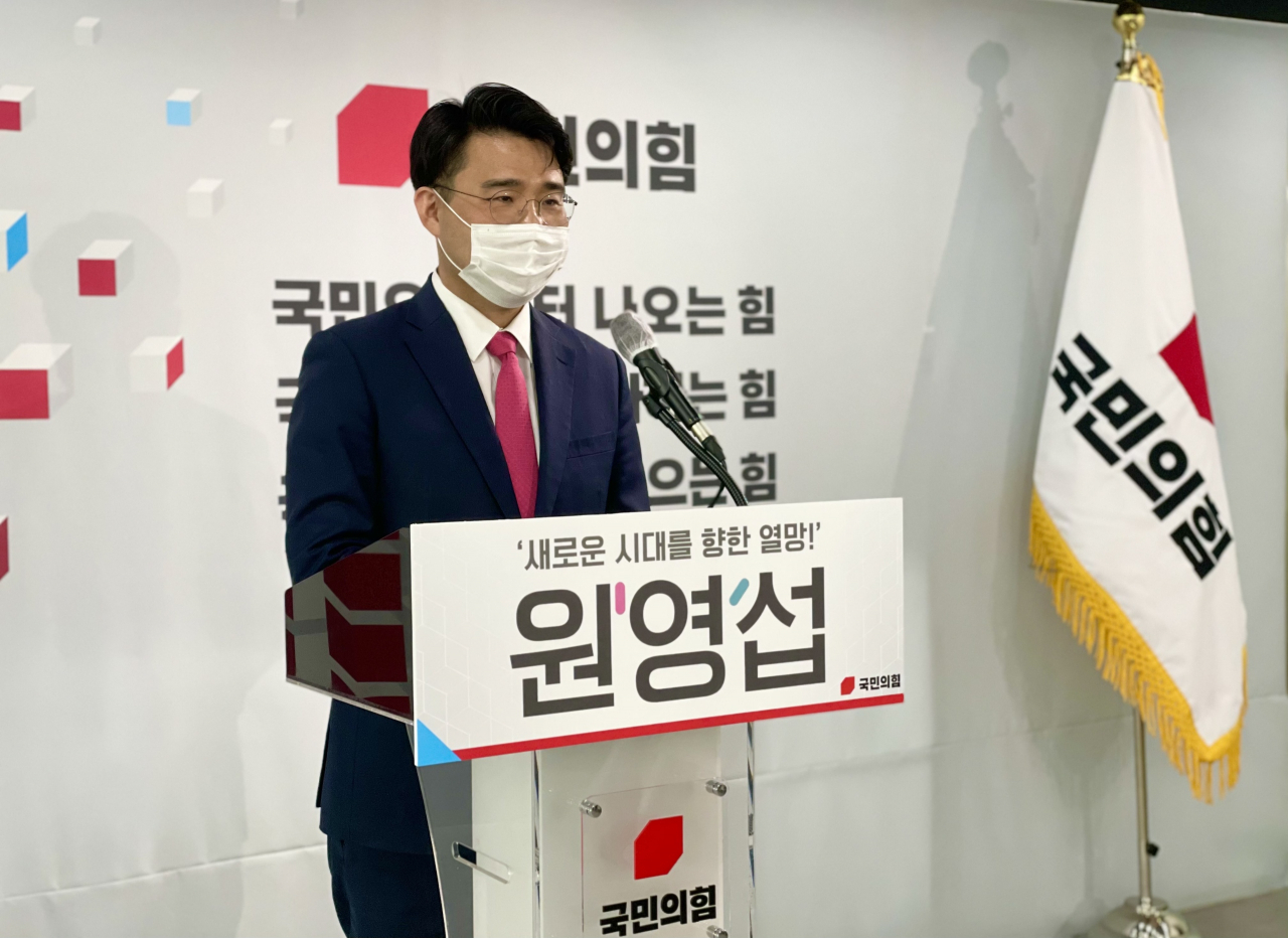 미래통합당(국민의힘 전신) 원영섭 전 조직부총장이 11일 서울 여의도 국민의힘 중앙당사에서 차기 지도부 선출을 위한 전당대회에 최고위원 출마를 선언하고 있다. [연합]